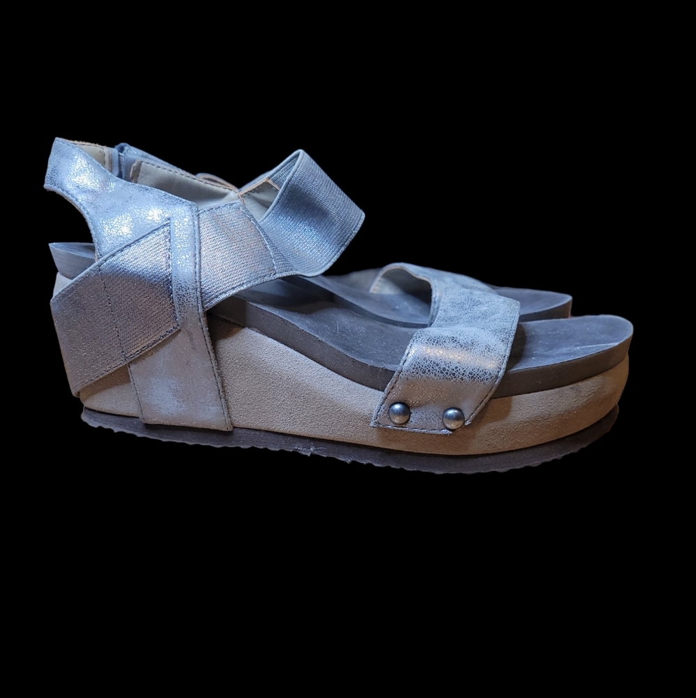 House Pokus low wedge size 6.5 metallic open toe